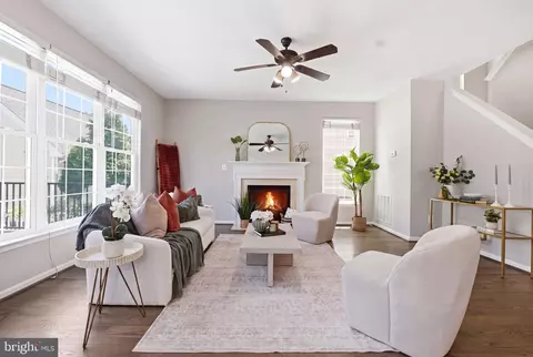 Living - 42472 Mandolin St, Chantilly, VA 20152 photo 3 of 5