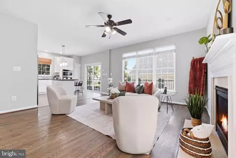 Living - 42472 Mandolin St, Chantilly, VA 20152 photo 1 of 5