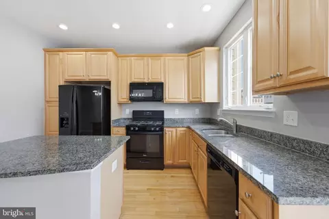 Kitchen - 42440 Ringneck Pl, Brambleton, VA 20148 photo 2 of 2