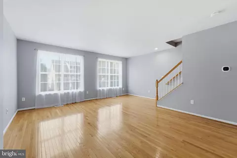 Living - 42440 Ringneck Pl, Brambleton, VA 20148 photo 2 of 5