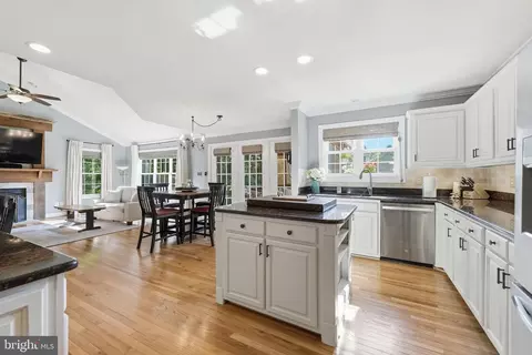 Kitchen - 21598 Goodwin Ct, Broadlands, VA 20148 photo 1 of 6