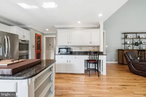 Kitchen - 21598 Goodwin Ct, Broadlands, VA 20148 photo 5 of 6