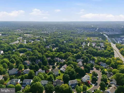 View/Area - 21598 Goodwin Ct, Broadlands, VA 20148 photo 5 of 6