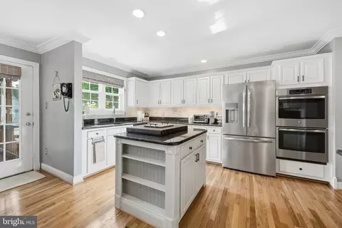 Kitchen - 21598 Goodwin Ct, Broadlands, VA 20148 photo 4 of 6