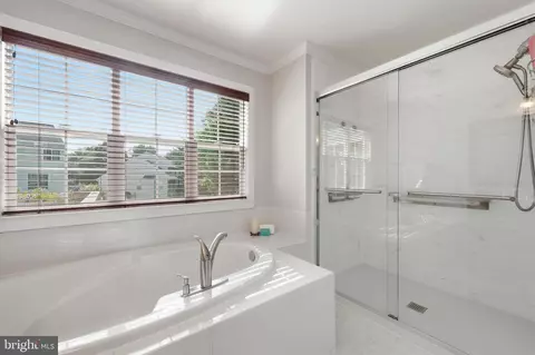 Bath - 21598 Goodwin Ct, Broadlands, VA 20148 photo 3 of 6
