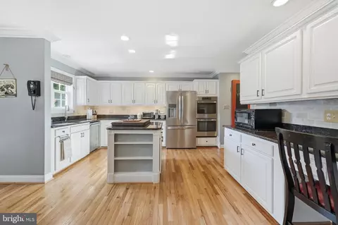 Kitchen - 21598 Goodwin Ct, Broadlands, VA 20148 photo 6 of 6