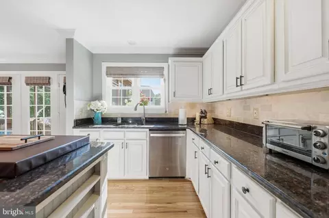 Kitchen - 21598 Goodwin Ct, Broadlands, VA 20148 photo 2 of 6
