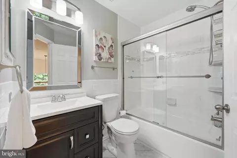 Bath - 21598 Goodwin Ct, Broadlands, VA 20148 photo 4 of 6