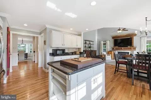 Kitchen - 21598 Goodwin Ct, Broadlands, VA 20148 photo 3 of 6