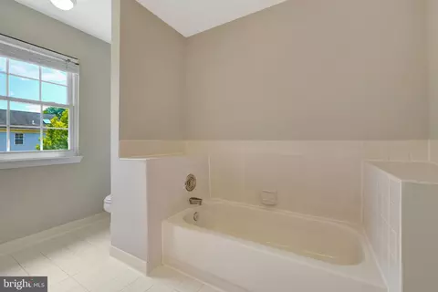 Bath - 3 Whaley Ct, Sterling, VA 20165 photo 2 of 4