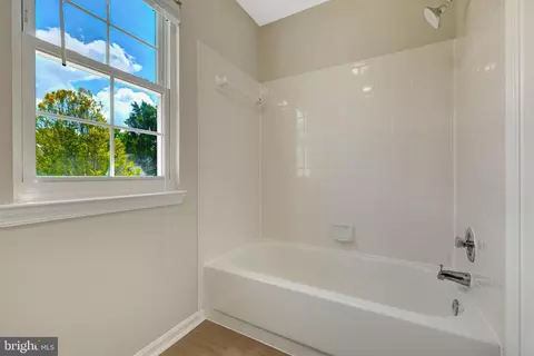 Bath - 3 Whaley Ct, Sterling, VA 20165 photo 3 of 4