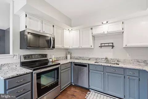 Kitchen - 43455 Postrail Sq, Ashburn, VA 20147 photo 1 of 3
