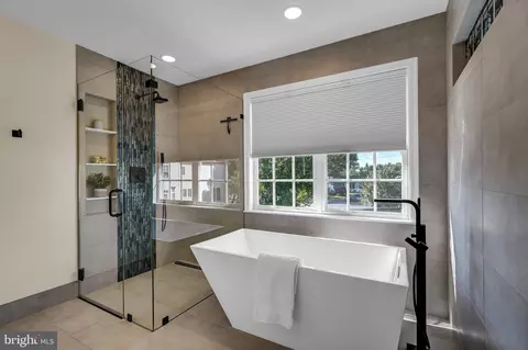 Bath - 45917 Pullman Ct, Sterling, VA 20164 photo 2 of 6