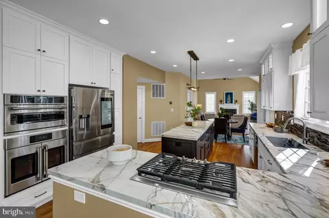 Kitchen - 45917 Pullman Ct, Sterling, VA 20164 photo 2 of 4