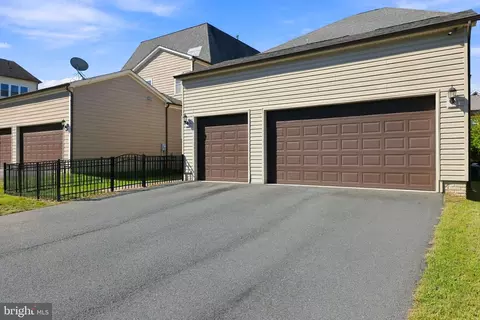 Exterior - 20646 Holyoke Dr, Ashburn, VA 20147 photo 5 of 12