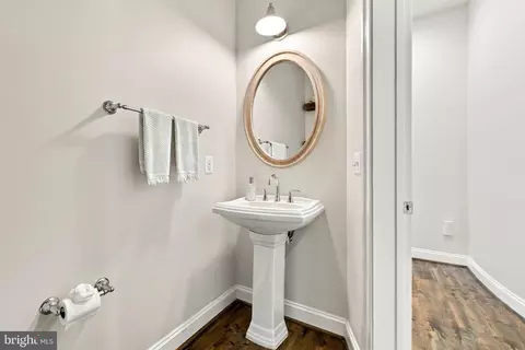 Bath - 20646 Holyoke Dr, Ashburn, VA 20147 photo 2 of 11