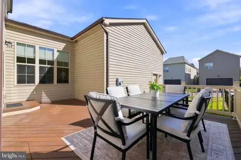 Exterior - 20646 Holyoke Dr, Ashburn, VA 20147 photo 11 of 12