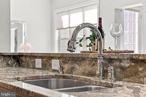 Kitchen - 20646 Holyoke Dr, Ashburn, VA 20147 photo 4 of 6
