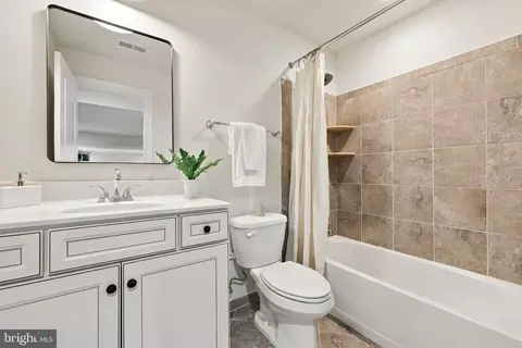 Bath - 20646 Holyoke Dr, Ashburn, VA 20147 photo 10 of 11