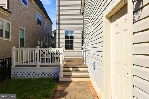 Exterior - 20646 Holyoke Dr, Ashburn, VA 20147 photo 9 of 12