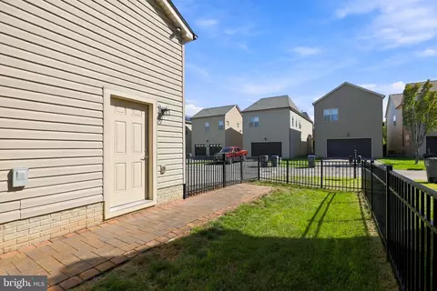 Exterior - 20646 Holyoke Dr, Ashburn, VA 20147 photo 8 of 12
