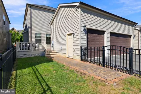 Exterior - 20646 Holyoke Dr, Ashburn, VA 20147 photo 7 of 12