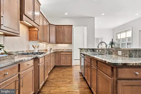 Kitchen - 20646 Holyoke Dr, Ashburn, VA 20147 photo 3 of 6