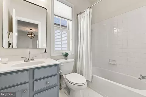 Bath - 20646 Holyoke Dr, Ashburn, VA 20147 photo 4 of 11