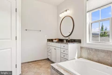 Bath - 20646 Holyoke Dr, Ashburn, VA 20147 photo 7 of 11