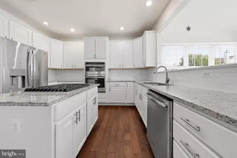 Kitchen - 25948 Donovan Dr, Chantilly, VA 20152 photo 4 of 4
