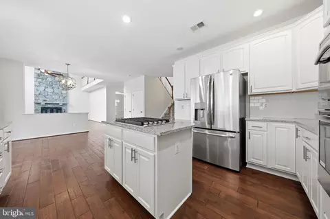 Kitchen - 25948 Donovan Dr, Chantilly, VA 20152 photo 3 of 4