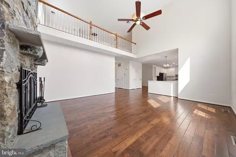 Living - 25948 Donovan Dr, Chantilly, VA 20152 photo 4 of 6