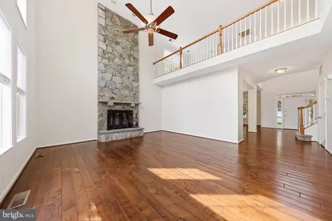 Living - 25948 Donovan Dr, Chantilly, VA 20152 photo 3 of 6