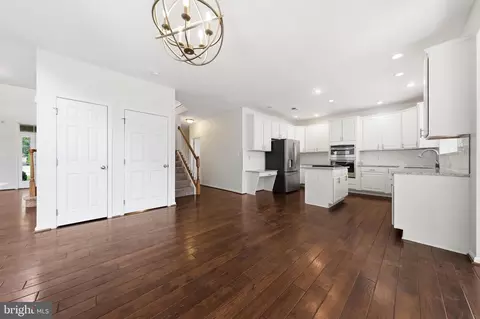 Entry Way - 25948 Donovan Dr, Chantilly, VA 20152 photo 5 of 9