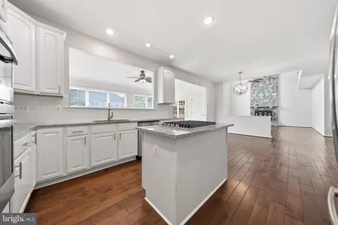 Kitchen - 25948 Donovan Dr, Chantilly, VA 20152 photo 2 of 4