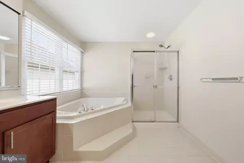 Bath - 25948 Donovan Dr, Chantilly, VA 20152 photo 2 of 3