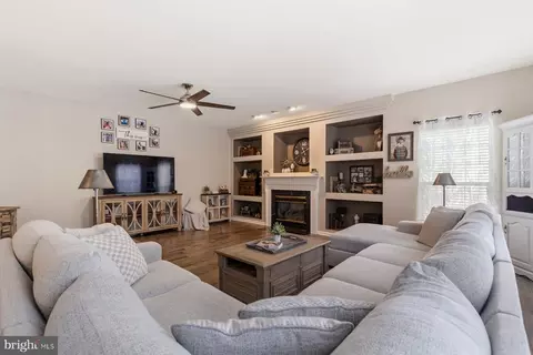 Living - 20828 Cross Timber Dr, Ashburn, VA 20147 photo 2 of 3
