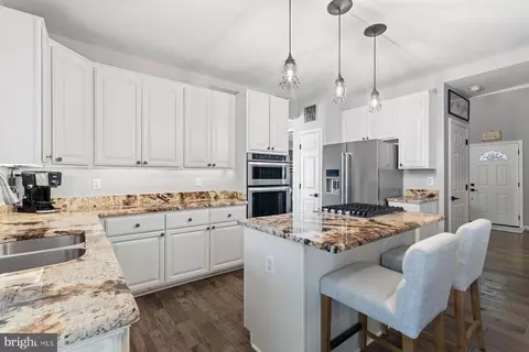 Kitchen - 20828 Cross Timber Dr, Ashburn, VA 20147 photo 2 of 4