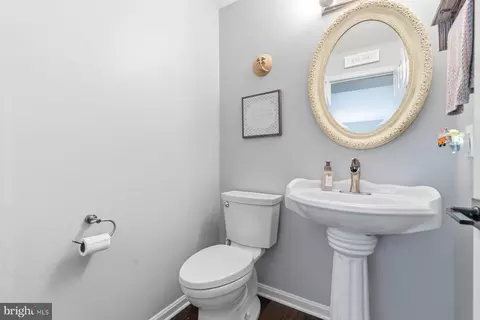 Entry Way - 20828 Cross Timber Dr, Ashburn, VA 20147 photo 5 of 6