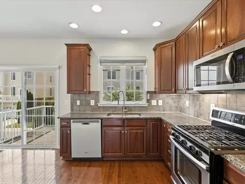Kitchen - 42896 Pamplin Ter, Chantilly, VA 20152 photo 2 of 3