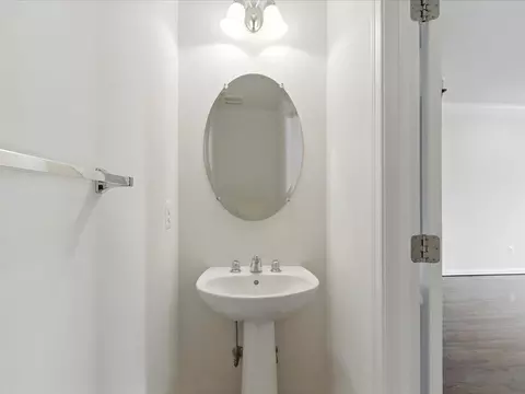 Bath - 42896 Pamplin Ter, Chantilly, VA 20152 photo 1 of 5