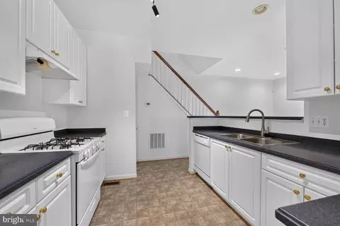 Kitchen - 46183 Cecil Ter, Sterling, VA 20165 photo 6 of 6