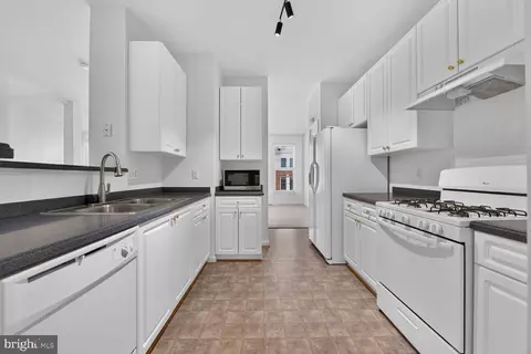 Kitchen - 46183 Cecil Ter, Sterling, VA 20165 photo 3 of 6