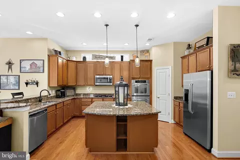 Kitchen - 42755 Chatelain Cir, Brambleton, VA 20148 photo 6 of 7