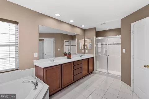 Bath - 42755 Chatelain Cir, Brambleton, VA 20148 photo 2 of 4