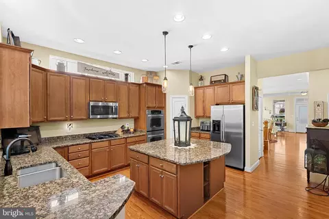 Kitchen - 42755 Chatelain Cir, Brambleton, VA 20148 photo 4 of 7