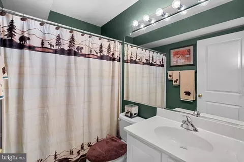 Bath - 42755 Chatelain Cir, Brambleton, VA 20148 photo 4 of 4