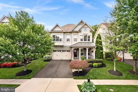 Exterior - 42755 Chatelain Cir, Brambleton, VA 20148 photo 4 of 23