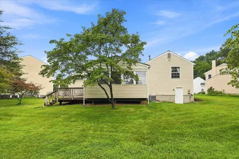 Exterior - 7 Red Wing Ct, Sterling, VA 20164 photo 3 of 9