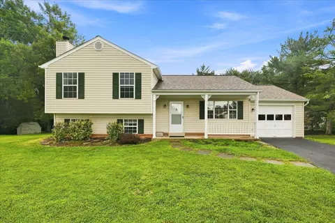 Exterior - 7 Red Wing Ct, Sterling, VA 20164 photo 2 of 9